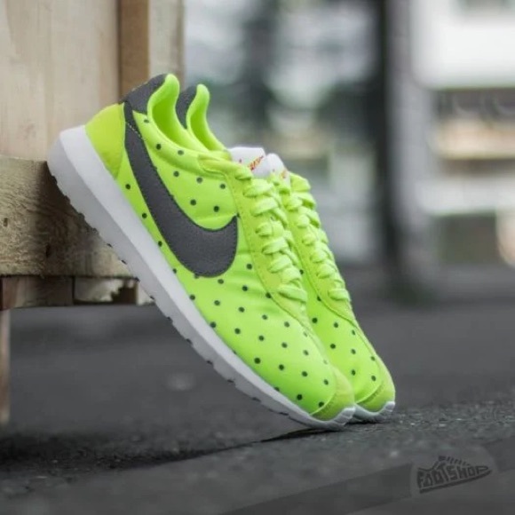 Nike Shoes - Nike Volt Poka Dot Roshe